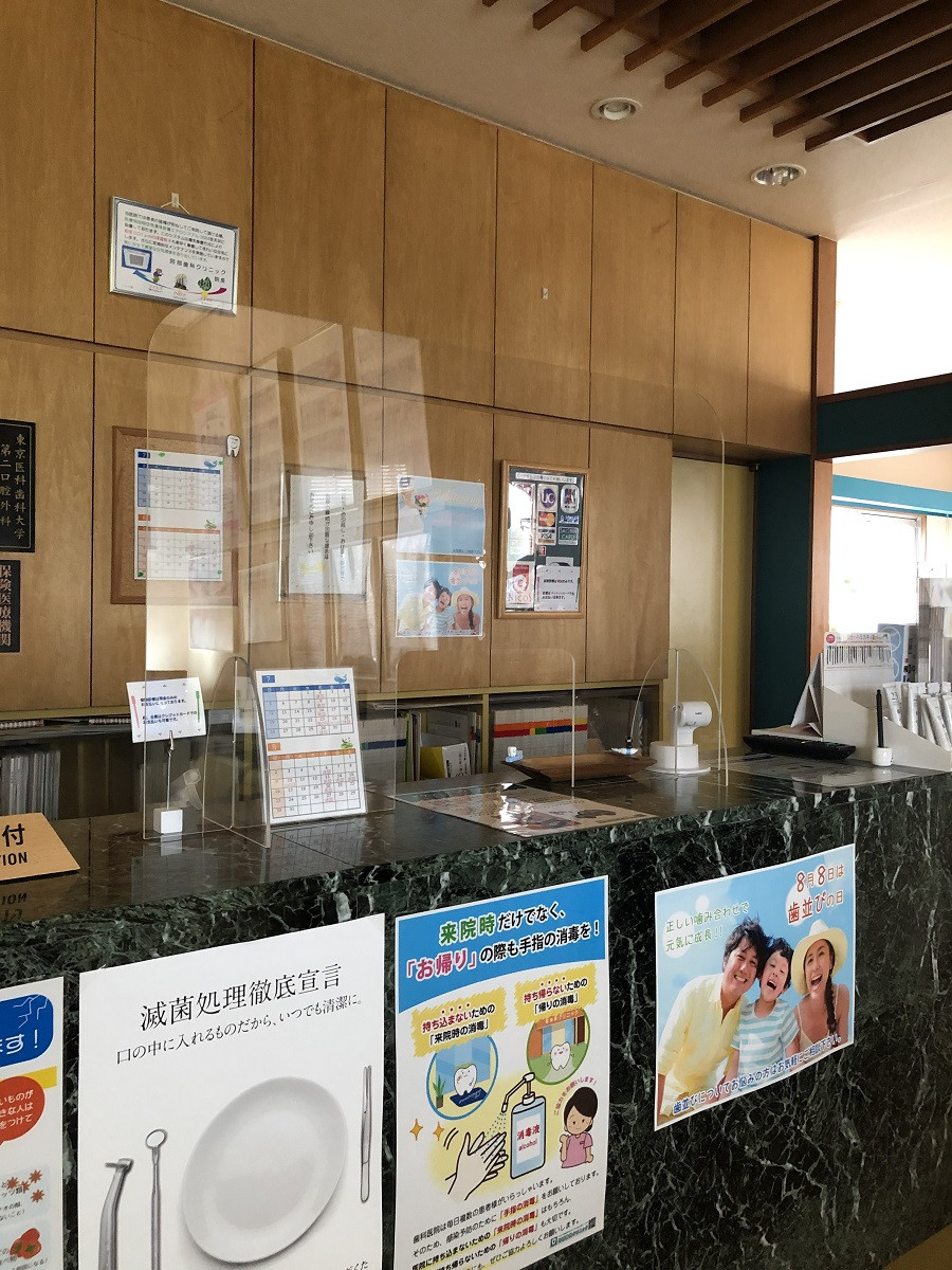 新型コロナウイルス感染拡大防止の為、受付にアクリル板を設置しました。