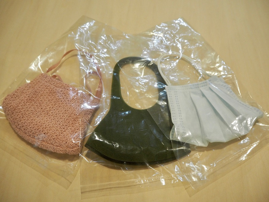 診察時にはずしたマスクを一時保管するための袋を差し上げています。